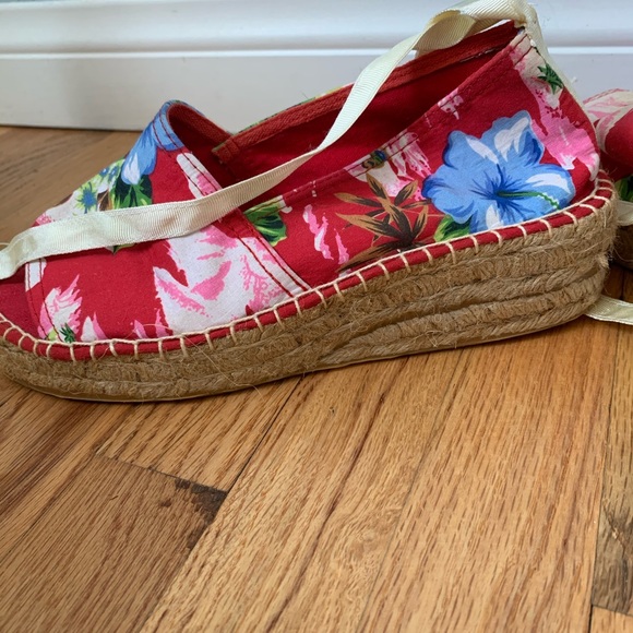 American Eagle Red Hawaiian Platform Espadrilles - Picture 10 of 10